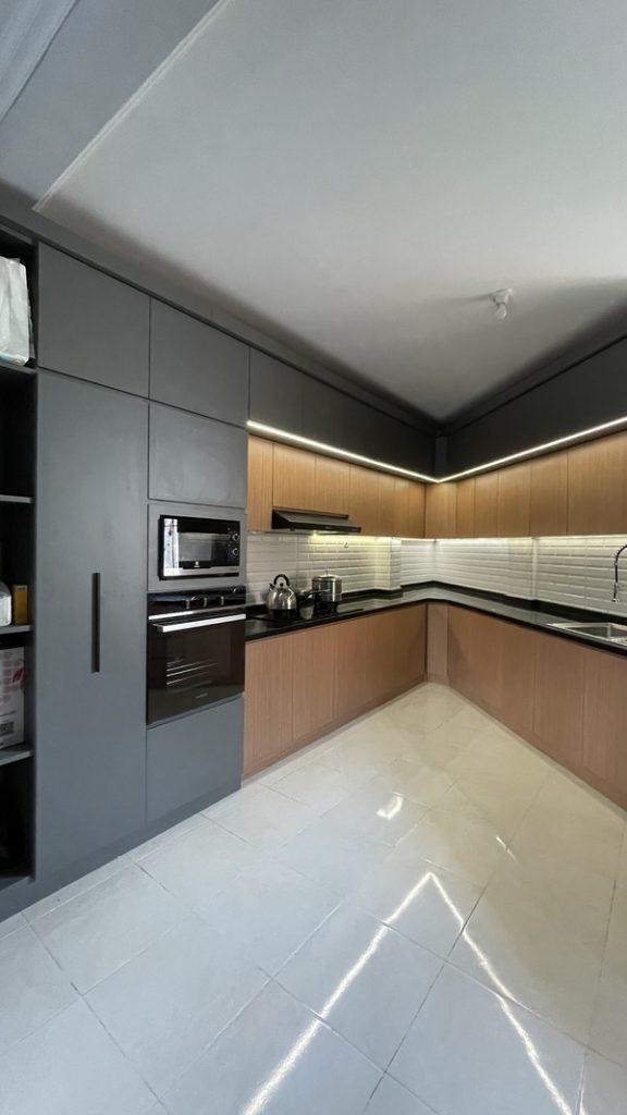 Project : Dapur Minimalist Custom dengan bahan HPL smoke grey dan kayu natural - Duta Bintaro - Mr. Agus
